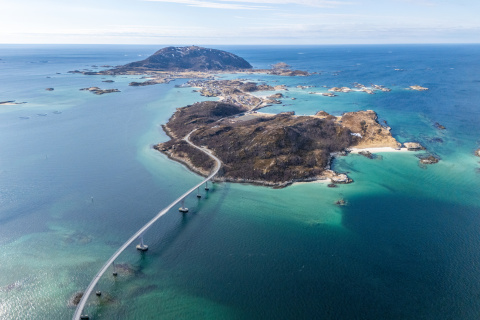 Sommarøy, conectada por un puente al continente, es la isla noruega que simboliza la vida sin horarios durante los 69 días de sol continuo.
