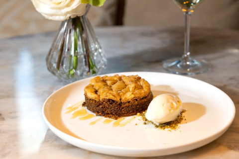 El baklava de pistacho y cardamomo que José Andrés sirve en Zaytinya (Nueva York), presentado con una quenelle de helado para equilibrar dulzor y temperatura.