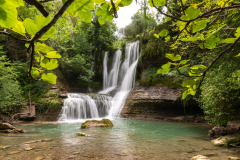 Peñaladros, salto musgoso del Valle de Mena con poza verde.