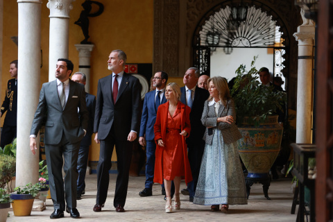 El Rey Felipe VI (2i), acompañado por la duquesa de Montoro y comisaria de la muestra, Eugenia Martínez de Irujo.