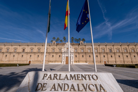 Fachada principal del antiguo Hospital de las Cinco Llagas, sede del Parlamento de Andalucía.