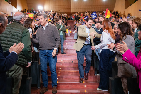 Alberto Núñez Feijóo y Alfonso Fernández Mañueco durante un acto de campaña del PP en Ávila.