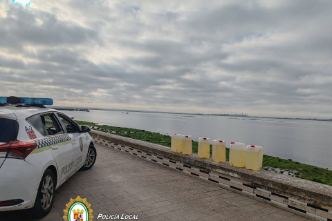 Varias garrafas de gasolina halladas en una playa de Puerto Real por la Policía Local.