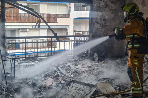 Los efectivos sofocaron las llamas tras desalojar a los vecinos del inmueble.