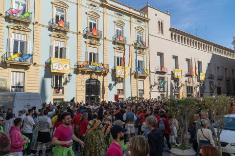 La plaza de Manises de Valencia, donde se ubica la Diputación, ha sido este jueves el centro de la fiesta fallera.