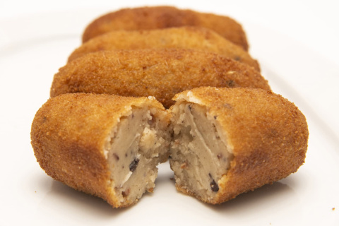 Primerísimo primer plano de una croqueta apetecible.
Foto- Manuel Díaz.
