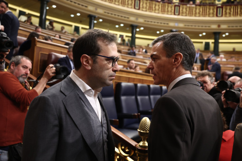 El ministro de Economía y Comercio, Carlos Cuerpo, junto a Pedro Sánchez en el Congreso.