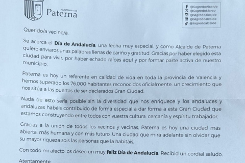 Texto de la felicitación. Arriba a la derecha, las cuentas de usuario del alcalde en las redes sociales.