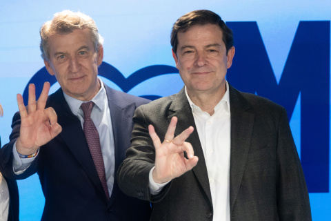Alfonso Fernández Mañueco y Alberto Núñez Feijoó durante la reunión de la Junta Directiva Nacional del partido en la sede del PP en la calle Génova tras las elecciones en Castilla y León.
