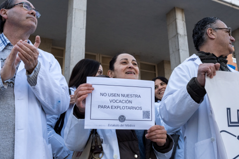 Decenas de médicos durante una concentración, frente al Hospital Clínico San Carlos, en Madrid (España).