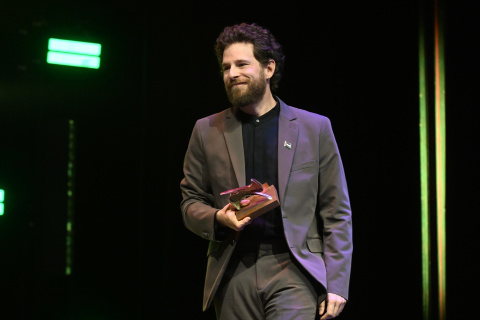 Álvaro Cervantes durante la gala de los Premios de la Unión de Actores y Actrices, a 16 de marzo de 2026, en Madrid (España).