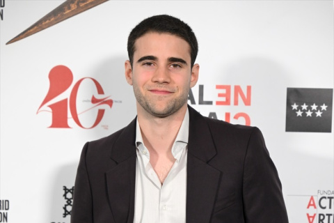 El actor Julio Peña posa en el photocall de la 34 edición de los Premios de la Unión de Actores y Actrices, a 16 de marzo de 2026, en Madrid (España).