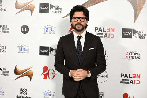 Álvaro Morte posa en el photocall de la 34 edición de los Premios de la Unión de Actores y Actrices, a 16 de marzo de 2026, en Madrid (España).