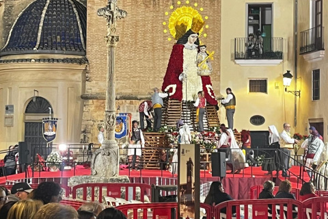 Imagen de la Virgen de los Desamparados en la Plaza de la Iglesia de Torrent, este martes.