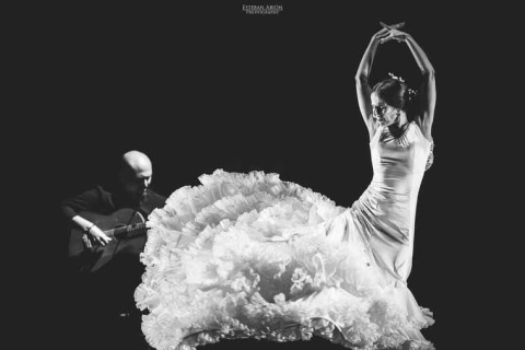 El espectáculo propone la complicidad artística entre dos creadores unidos por una misma visión del flamenco.