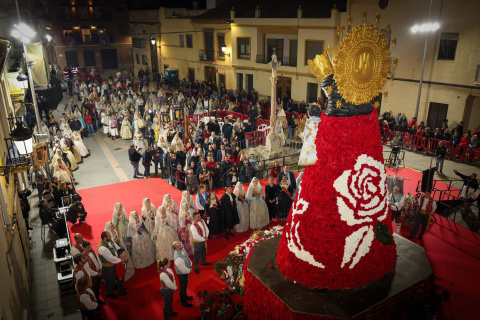 Las Falleras Mayores de Torrent y sus Cortes de Honor tributan a la Geperudeta.