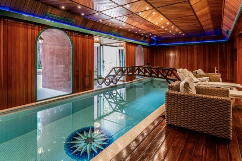 Piscina interior de la mansión de José Luis Moreno.