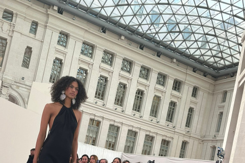 Una de las modelos desfilando en el Palacio de Cibeles.
