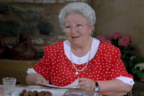 Francisca Cabellero, madre de Almodóvar, en 'Kika' (1993).