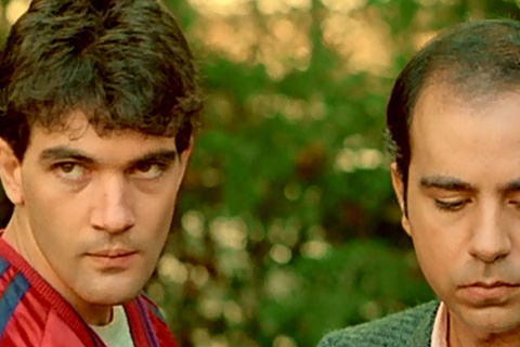 Antonio Banderas y Agustín Almodóvar (derecha) en 'Matador' (1985).