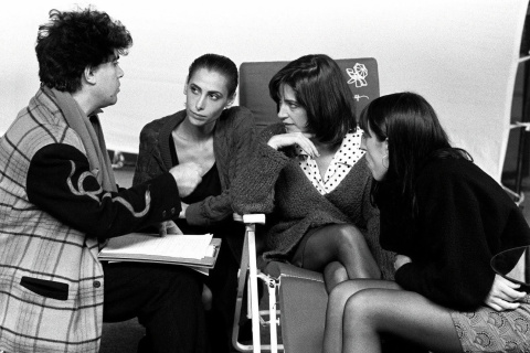 Almodóvar y Carmen Marua, María Barrando y Rossy de Palma en el rodaje de 'Mujeres al borde de un ataque de nervios'.