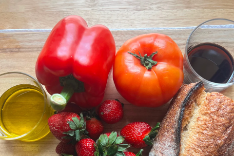 Fresas, tomate y pimiento: la base del gazpacho reinventado de José Andrés para la primavera