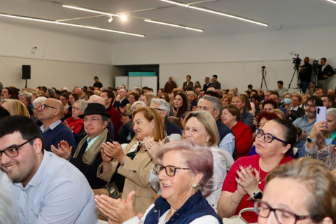 Un público entregado llenó la Sala Cívica del Mercat y ovacionó en diferentes ocasiones al expresidente.