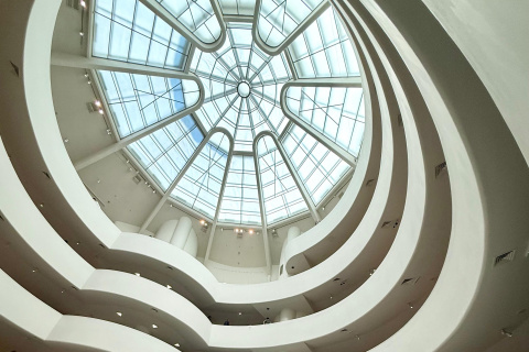 Arquitectura en espiral y arte moderno en uno de los museos icónicos de Nueva York.