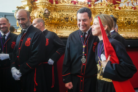 El presidente de la Junta de Andalucía, Juanma Moreno junto a su esposa, Manuela Villena López.