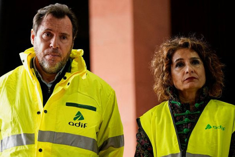 Óscar Puente y María Jesús Montero tras el accidente de Adamuz