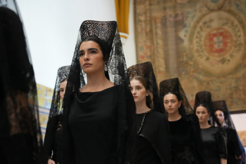 Modelos ataviadas con mantillas negras y diseños exclusivos desfilan por los jardines de Los Reales Alcázares.