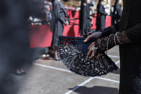 Detalles de una mujer vestida de mantilla.