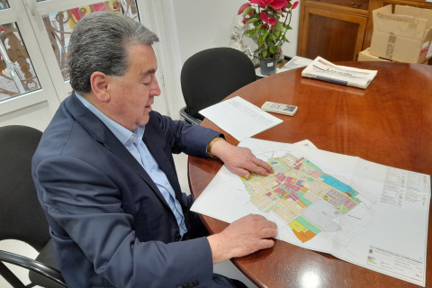 Arturo Ros señala en el plano la ordenación urbana de Tavernes Blanques.