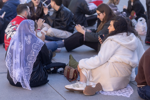 Algunos de los fans que han hecho cola en la primera fecha del Lux Tour de Rosalía en Madrid.