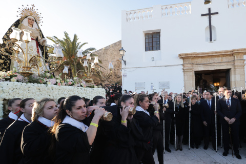 El paso de Nuestra Señora de los Dolores de Alicante es portado por mujeres.
