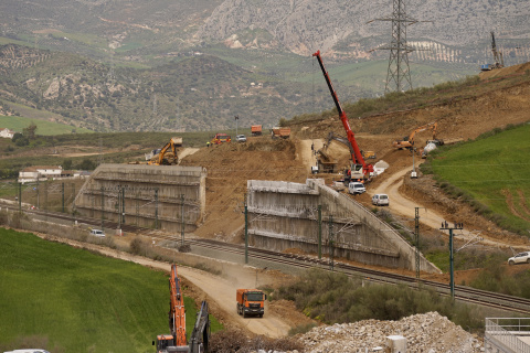 Las obras sobre el talud que mantiene sin servicio la conexión del AVE Madrid-Málaga