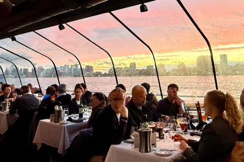 La puesta de sol tiñe el Bateaux New York de pura magia.