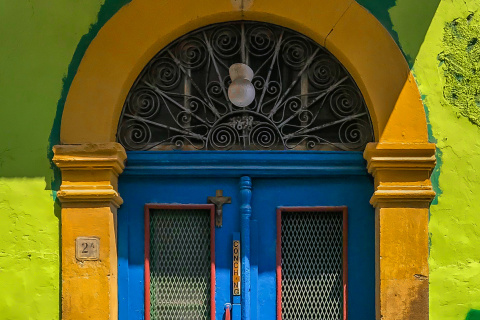 Una colorida puerta en la capital chipriota.