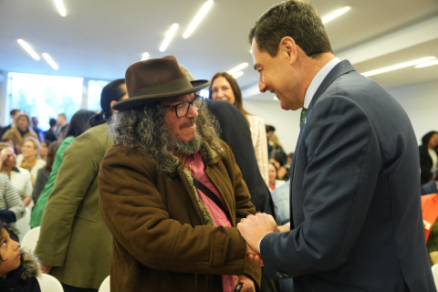 El presidente de la Junta de Andalucía saluda al guitarrista Raimundo Amador.