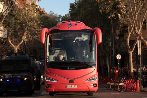 BARCELONA, SPAIN - APRIL 08: The Atletico de Madrid team bus arrives at the stadium prior to the UEFA Champions League 2025/26 Quarter-Final First Leg match between FC Barcelona and Club Atlético de Madrid at Camp Nou on April 08, 2026 in Barcelona, Spain. (Photo by Eric Alonso/Getty Images)
