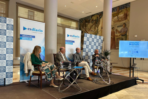 De izquierda a derecha, Eva Blasco, presidenta de CEV Valencia, Alfredo Rodríguez, president de Rover Grupo, Tomás Cebrián, área técnica de FGV y Raúl Merida, comisionado para la Recuperació