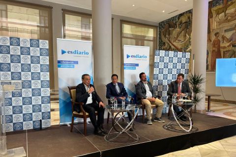 De izquierda a derecha, José Antonio Moreno, director de ATMV, Román Ortega, director comercial de Stadler, José Pla, director técnico de FGV y Eugenio Pellicer, vicerrector de Infraestructuras y Coordinación de Campus de la UPV.