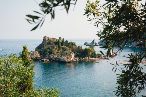 Vista de Isolla Bella, desde Taormina (Sicilia).