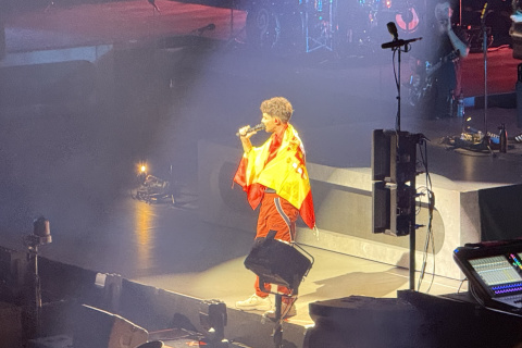 Louis Tomlinson cantó Face The Music envuelto en una bandera de España