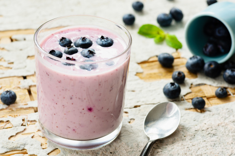 Smoothies, batidos, yogures, ensaladas... Hay muchas formas de incorporar arándanos a nuestra dieta.