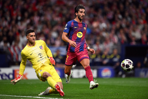 MADRID, SPAIN - APRIL 14: Juan Musso of Atletico de Madrid passes the ball while under pressure from Ferran Torres of FC Barcelona during the UEFA Champions League 2025/26 Quarter-Final Second Leg match between Club Atlético de Madrid and FC Barcelona at Riyadh Air Metropolitano on April 14, 2026 in Madrid, Spain. (Photo by Denis Doyle/Getty Images)