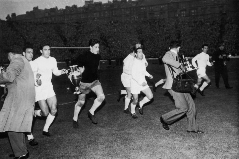 Vuelta de honor del Real Madrid tras ganar la Champions en 1960. De izquierda a derecha: Canario, Zárraga, Domínguez, Gento, Di Stéfano y Santamaría