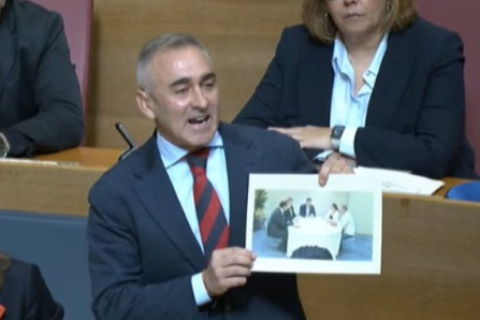 Miguel Barrachina con la foto del pacto del Botànic