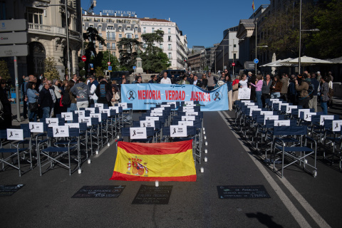 Manifestantes durante la concentración convocada por la Asociación Víctimas Descarrilamiento Adamuz frente al Congreso.