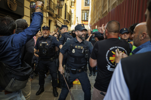 En la imagen, altercados previos al acto entre manifestantes antifascistas y partidarios de VOX